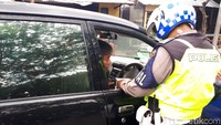 Setiap kendaraan diperiksa kelengkapan surat-surat kelengkapannya dan mengidentifikasi apakah pengemudi online atau bukan.