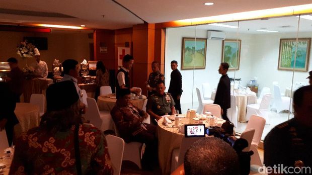 Panglima TNI Jenderal Gatot Nurmantyo sempat makan malam bersama para kepala staf TNI lainnya