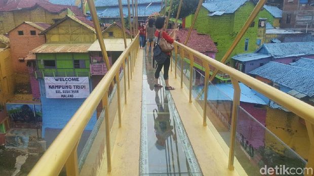 Sensasi Berjalan di Jembatan Kaca Pertama di Indonesia