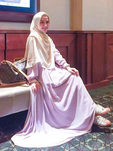 Foto: Inspirasi Padu Padan Hijab Syar'i & Sneakers ala 