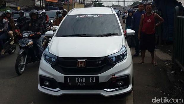 Polisi Tilang Pengemudi Mobilio Pakai Strobo yang Viral di Medsos