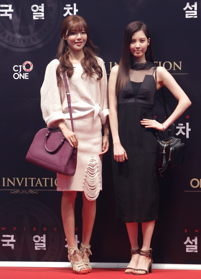 Ini penampilan Sooyoung dan Seohyun saat hadir di premier film Snowpiercer, beberapa waktu lalu. Terlihat perbedaan selera gaya mereka. Seohyun tampil elegan dengan gaun hitam berpotongan simpel sementara Sooyoung lebih stylish berbalut gaun dengan detail ripped di bagian bawah. Foto: Getty Images