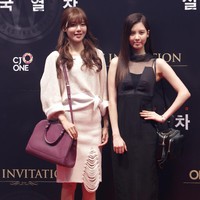 Ini penampilan Sooyoung dan Seohyun saat hadir di premier film Snowpiercer, beberapa waktu lalu. Terlihat perbedaan selera gaya mereka. Seohyun tampil elegan dengan gaun hitam berpotongan simpel sementara Sooyoung lebih stylish berbalut gaun dengan detail ripped di bagian bawah. Foto: Getty Images