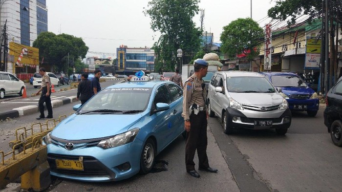 Taksi Tabrak Separator Busway di Mampang, Lalin Tersendat