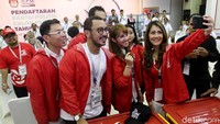 Berdasarkan pantauan di lokasi, Grace didampingi Sekjen PSI Raja Juli Antoni beserta kader PSI, seperti Giring Nidji, datang dengan seragam khas mereka yang berwarna merah.