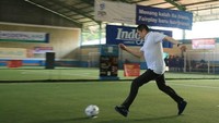 Hari Tanoe Soedibyo juga terlihat lincah menggiring bola ketika sedang bermain futsal. (Foto: Instagram @hary.tanoesoedibjo)