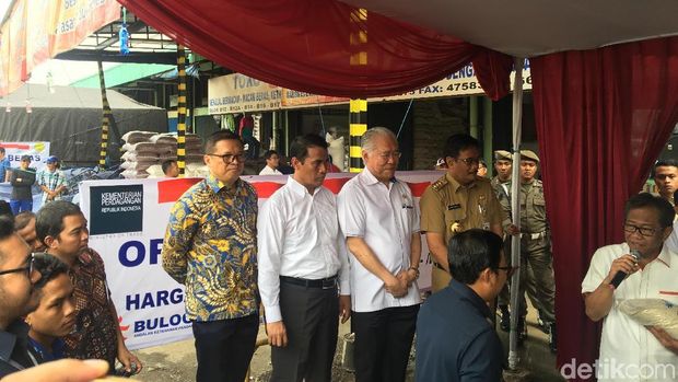 Beras Medium Langka, Dua Menteri Jokowi Operasi Pasar di Cipinang