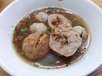 Kuahnya yang hangat sangat cocok berpadu dengan bakso urat enak.