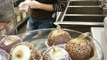 Gimana Ya Rasanya Jangkrik, Bacon hingga Cumi yang Dibalut Cokelat Ini?