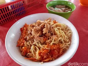 Pedas Menantang! Mie Ayam Komplet dengan Campuran 30 Cabai Rawit Uleg