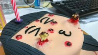 Haduh, kalau melihatnya pasti agak menjijikan. Kue ulang tahun ini tampilannya persis jerawat asli dan bisa dipencet. Cake unik dan nyeleneh ini dibuat oleh The Cakescape. Foto: Istimewa