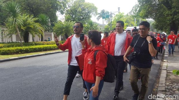  Giring Nidji ikut dalam rombongan pengurus PSI yang mendaftar ke KPU sebagai peserta Pemilu 2019