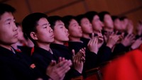 Para penonton yang bertepuk tangan saat pertunjukkan (Damir Sagolj/Reuters)