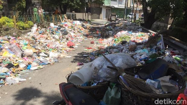 Horor Tumpukan Sampah yang Bau di Jl Emas Kota Medan