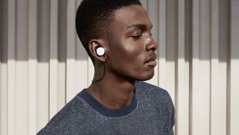 Earphone Pixel Buds ini disebut sangat canggih, dibekali Google Asisstant dan dapat menerjemahkan beragam bahasa secara real time. Akan tetapi ia tak nyaman digunakan, apalagi ada kabel yang menghubungkan kedua eardbuds dan dirasa mengganggu. Kualitas suara pun tak bagus-bagus amat sehingga earphone seharga USD 159 ini dianggap gagal. Foto: Google
