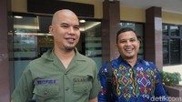 Pada Selasa (10/10/2017), Ahmad Dhani diperiksa di Polres Jaksel. Dhani dicecar 22 pertanyaan dan dimintai keterangan soal konten 3 cuitannya. Dari 3 cuitan itu ada yang memang benar-benar dari ide Dhani langsung. Namun ada juga yang berasal dari admin akun. (Foto: Kanavino/detikcom)