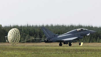 Sementara itu, penyematan nama Typhoon diadopsi bulan September 1998, saat kontrak produksi pertama kalinya. Foto: Getty Images