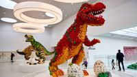 Dinosaurus yang terbuat dari susunan lego berwarna-warni (Dok. LEGO)