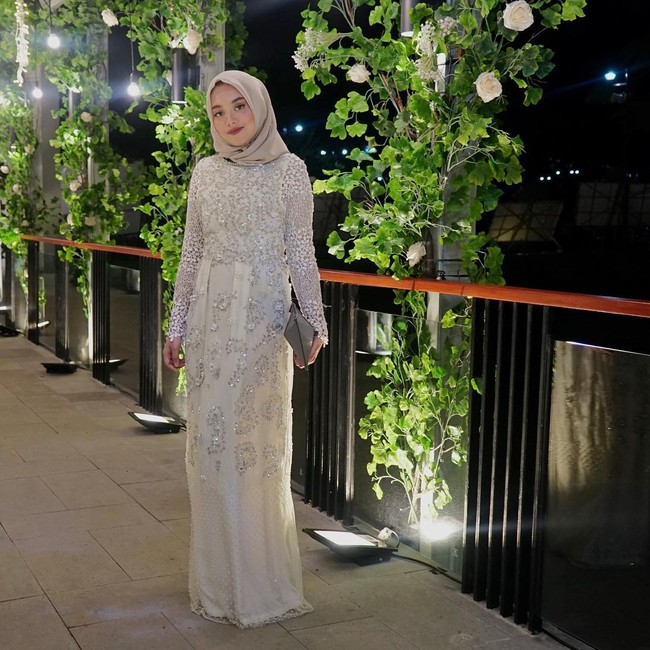 Ada pula selebgram Nabila Hatifa yang mengenakan terusan berpayet dari Asky Febrianti ke resepsi pernikahan Laudya Cynthia Bella. Gaya hijab ala Nabila Hatifa ini bisa menjadi inspirasi Anda untuk kondangan. Foto: Dok. Instagram