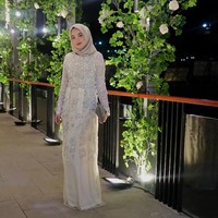 Ada pula selebgram Nabila Hatifa yang mengenakan terusan berpayet dari Asky Febrianti ke resepsi pernikahan Laudya Cynthia Bella. Gaya hijab ala Nabila Hatifa ini bisa menjadi inspirasi Anda untuk kondangan. Foto: Dok. Instagram