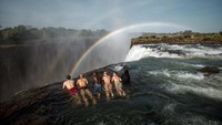 Devils Pool yang diartikan Kolam Setan adalah destinasi unik di Zambia, Afrika. Silakan berenang di sana, di pinggir air terjun setinggi 128 meter! (tongabezi.com)