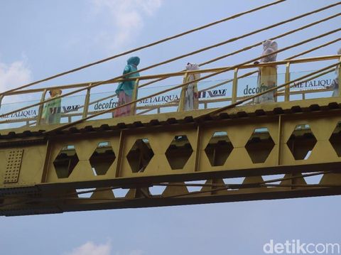 Jembatan kaca penghubung dua kampung di Malang/