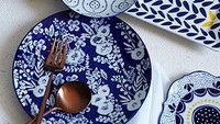 Piring keramik dengan aneka motif biru ini bisa dipadukan dengan berbagai motif. Mengingatkan akan piring China kuno atau gaya Eropa klasik.Foto: Istimewa