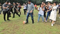 Sambil mengunjungi markas Persija, Gubenur Jakarta Djarot Saiful Hidayat ikut turun ke lapangan dan bermain bola bersama. Sudah seperti pemain profesional belum nih gaya pak Djarot? (Foto: Instagram @djarotsaifulhidayat)