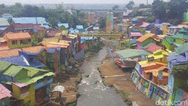 Sensasi Berjalan di Jembatan Kaca Pertama di Indonesia