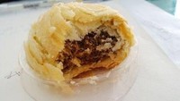 Kue bulan yang diisi dengan daging babi rebus dan kecap ini disebut dengan Meicai Kourou. Ini merupakan sajian populer di China. Foto: Istimewa
