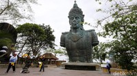 Uniknya, patung GWK tidak menggunakan patung lama yang mangkrak namun membuat patung baru dari awal. Patung lama akan dibiarkan di tempatnya saat ini.