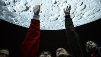 Tampilan terang bulan diatur dengan khusus serta diiringi musik spesial dari komposer Dan Jones. Foto: Getty Images