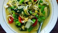 Rupanya @ogekdi penyuka sayuran. Meski sederhana dengan tambahan telur dan cabe, mie kuah ini sangat menggiurkan ya?Foto: Istimewa