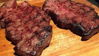 Ini steak buatan AB Steak by Akira Back. Pilihan dagingnya premium seperti Australian Wagyu 9+ Flat Iron, Porterhouse hingga Bone-in Ribeye. Steak makin enak dicocol saus wijen klasik, bulgogi, soy sauce wasabi dan chimichurri. Foto: dok. detikFood