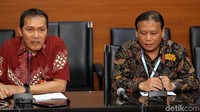 Wakil Ketua KPK Saut Situmorang (kiri) dan Ketua Bawaslu Abhan memberikan keterangan kepada wartawan.