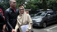Fadlan terus menggandeng tangan istri tercintanya.