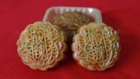 Ada juga kue bulan dengan rasa asam yang diisi dengan sayuran acar dan hawthorns. Kalau rasa pedasnya diisi dari cabe saus menyerupai merek terkenal Lao Gan Ma. Foto: Istimewa