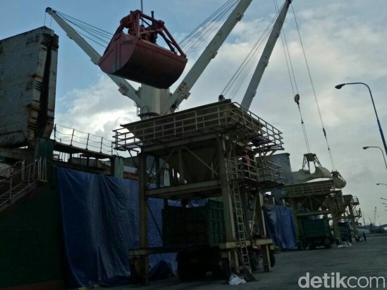 16.400 Kedelai Curah Impor Tiba di Pelabuhan Tanjungwangi 16.400 Kedelai Curah Impor Tiba di Pelabuhan Tanjungwangi