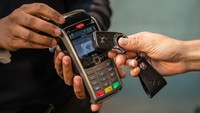 Ya, tinggal tempelkan kunci mobil ke mesin pembaca data elektronik di berbagai merchant, Anda sudah membayar barang yang Anda inginkan. Dok. DS Automobiles.