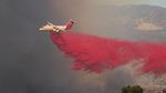 Zat Merah Pemadam Api Dijatuhkan dari Langit California