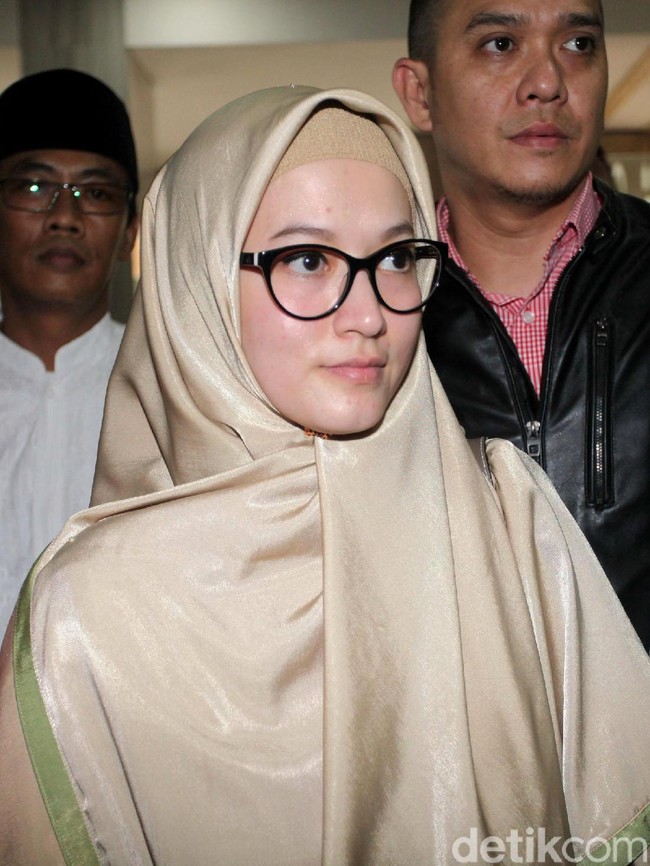 Ketika mendatangi Polda Metro Jaya pada Selasa (10/10/2017) karena ka Lyra Virna pun memakai ciput rajut anti pusing warna keemasan yang senada seperti hijabnya. Selain lebih nyaman, ciput rajut anti pusing juga membuat penampilan lebih atraktif karena teksturnya. Foto: Lamhot Aritonang