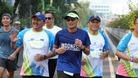 Sandiaga Uno memang terkenal sebagai sosok yang menggemari olahraga seperti lari dan renang. Lihat saja gayanya yang sporty saat berlari bersama. (Foto: Instagram @sandiuno)