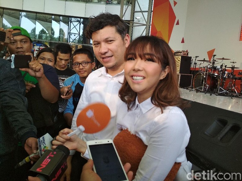 Sedih Gading Marten-Gisel Cerai, Ernest Prakasa Minta Tak Ada yang Menghakimi Sedih Gading Marten-Gisel Cerai, Ernest Prakasa Minta Tak Ada yang Menghakimi