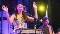 Betapa tidak, sebab ratusan penontonnya ramai-ramai ikut menyanyikan lagu-lagunya. Foto: Hanif Hawari