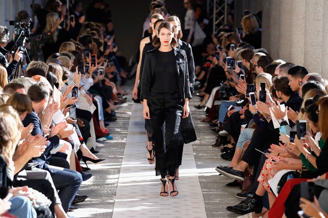 The Lyst dan Business of Fashion baru saja merangkum produk-produk fashion apa saja yang menjadi incaran fashionista Millennials selama setahun ini. Untuk ikuti tren di tahun depan, berikut 10 daftar barang yang wajib kamu miliki. Foto: Getty Images