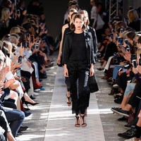 The Lyst dan Business of Fashion baru saja merangkum produk-produk fashion apa saja yang menjadi incaran fashionista Millennials selama setahun ini. Untuk ikuti tren di tahun depan, berikut 10 daftar barang yang wajib kamu miliki. Foto: Getty Images