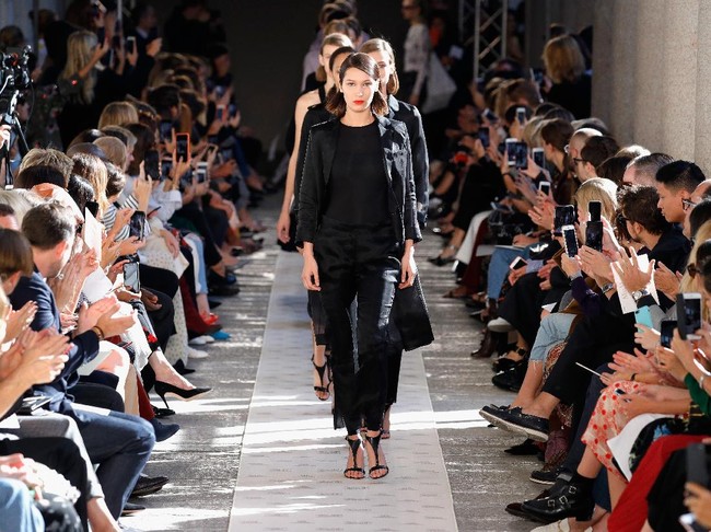 Bella Hadid saat memimpin langkah para model di fashion show Max Mara.