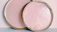 Warna pink bisa memawa suasana lembut dna tenang saat bersantap. Piring dengan warna pink polos ini mudah dipadukan dengan warna lainnya.Foto: Istimewa