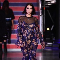 Rockstar vibe! Bella Hadid di fashion show Tommy Hilfiger yang mengangkat tema fashion dan musik.