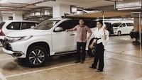 Keduanya klop karena Subhan ternyata gemar balap dan otomotif. Nah kalau pose ini kayaknya sudah melalui hari pertunangan. Foto: Instagram/alexandra.asma